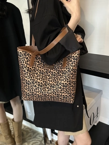 Borsa tote leopardata con cinturini in ecopelle marrone per il look quotidiano