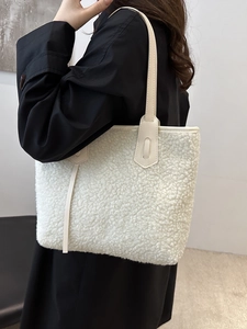 Borsa tote bianca in pelliccia sintetica per donna con tracolla beige minimal