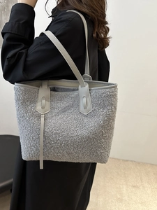 Borsa tote in ecopelliccia grigio chiaro con manici in pelle per la stagione invernale