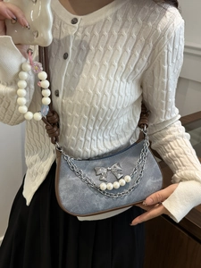 Sac sous le bras en jean bleu clair rétro avec nœud argenté et chaîne de perles