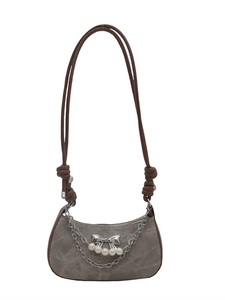 Sac sous le bras en daim gris chic avec sangle marron et détail nœud perlé argenté