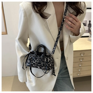 Dettaglio della mini borsa a secchiello leopardata con coulisse e tracolla sottile