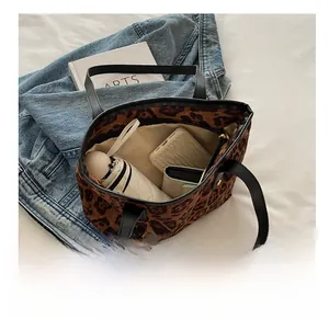 Interno spazioso della borsa tote leopardata con spazio per ombrello e vari oggetti