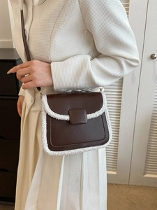 Petit sac carré vintage marron avec bordure en fourrure blanche et bandoulière
