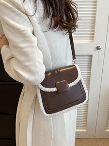 Sac à bandoulière chic en cuir marron avec bordure en fausse fourrure blanche pour l'hiver