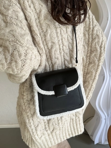 Petit sac à bandoulière noir en cuir avec bordure en fourrure blanche et élégant