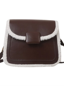 Sac bandoulière en cuir marron avec bordure en fourrure blanche et boucle carrée élégante