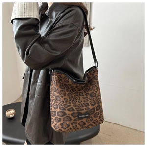 Dettaglio ravvicinato della borsa shopper leopardata con etichetta tessuta fashion