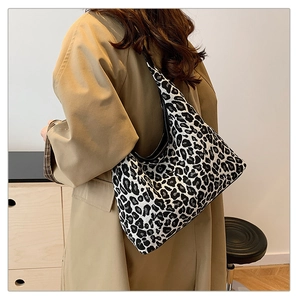 Detailed view of leopard print tote bag with large capacity on model in casual setting
