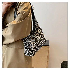 Detail of the high-density canvas leopard print tote bag with thick black shoulder straps