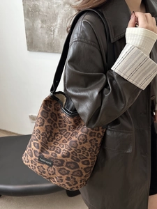Secchiello in pelle scamosciata leopardata con tracolla nera per stile casual