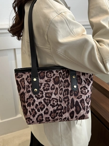 Borsa tote oversize leopardata con manici in pelle nera e accenti di borchie dorate