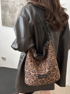 Grande borsa hobo leopardata in finta pelle scamosciata con tracolla larga da donna