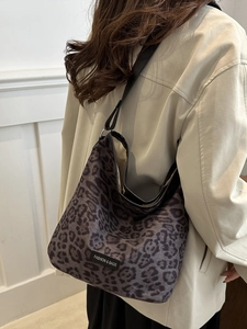 Grande borsa hobo scamosciata leopardata con tracolla larga nera ed etichetta moda