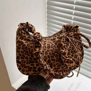 Détail du sac léopard avec poignées plissées à volants et texture en velours doux