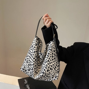 Sac hobo élégant à imprimé léopard noir et blanc avec bandoulière noire réglable