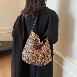 Grand sac hobo léopard en toile avec bandoulière en cuir noir pour femme
