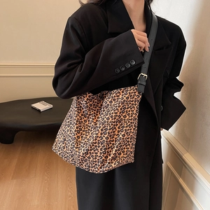 Grand sac cabas à imprimé léopard chic avec bandoulière réglable sur un mannequin