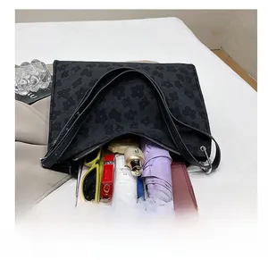 Vue détaillée du grand sac cabas avec tablette et essentiels quotidiens à l'intérieur