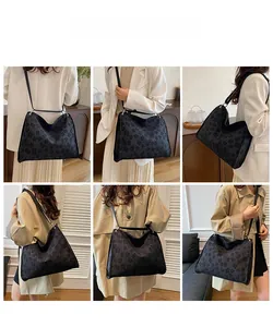 Vues multiples d'un sac cabas noir à fleurs porté avec des tenues variées