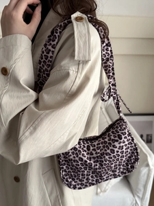 Sac hobo tendance à imprimé léopard avec forme en croissant et détail de nœud élégant
