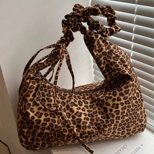 Détail du sac à bandoulière léopard avec bandoulière froncée et fermeture éclair robuste