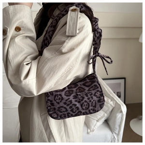 Dettaglio borsa leopardata con tracolla arricciata e decorazione con fiocco alla moda