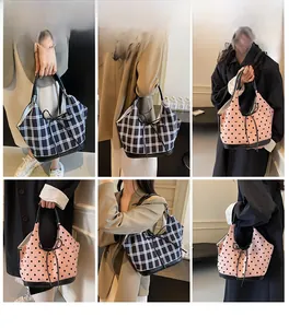 Detailansicht großer Canvas-Taschen in blauem Karo- und rosa Punktemuster