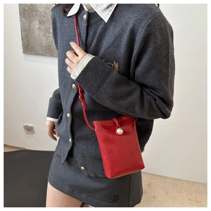 Mini sac pour téléphone bordeaux avec fermoir perle et bandoulière en corde tressée
