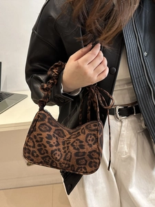 Borsa a spalla hobo leopardata con design plissettato e cerniera per donna elegante