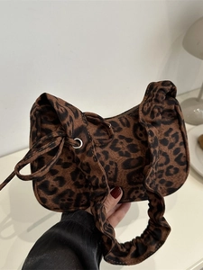 Borsa sottobraccio leopardata con design a pieghe e tracolla arricciata a mezzaluna