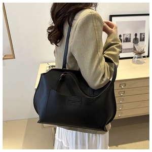 Détail d'un sac cabas en cuir noir avec gaufrage mode et détail de la poche latérale