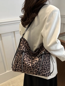 Bolso tote grande con estampado de leopardo y detalle de lazo usado por modelo