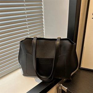 Grand sac cabas minimaliste en cuir noir avec bretelles et détail de poche extérieure