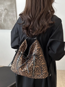 Bolso tote grande de leopardo con cremalleras dobles y correas de cuero negro