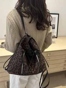 Mochila tote moderna con estampado de leopardo, gran capacidad y correas de cuero