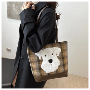 Dettaglio borsa tote in lana a quadri con tracolla in pelle e ricamo cane in peluche
