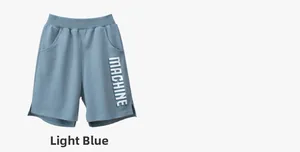 Détail du short de sport enfant bleu d'eau avec taille élastique et texte MACHINE