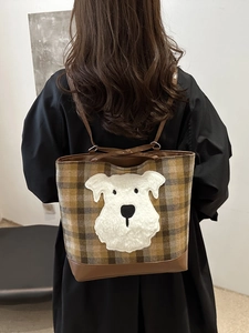 Sac fourre-tout à carreaux marron avec écusson de chien blanc et bretelles en similicuir