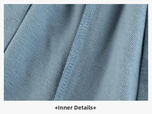 Détail de l'intérieur en maille bleu clair montrant la couture surjetée et la texture fine
