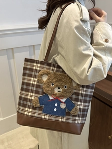 Sac fourre-tout à carreaux avec breloque ours en peluche et anses en cuir pour style automnal