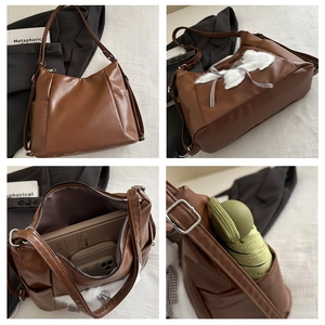 Detail einer braunen Lederschultertasche mit weißem Kunstfellfleck und Schleifendekoration