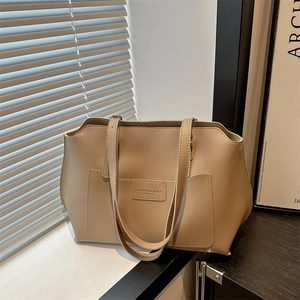 Sac fourre-tout beige minimaliste en cuir synthétique avec poche avant et bandoulières