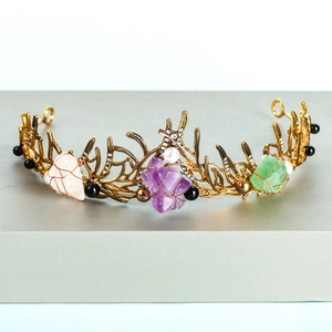 Tiara dorada artesanal con cristais de amatista y perlas en diadema de rama natural