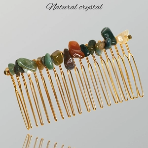 Handgefertigter Haarkamm mit natürlichen bunten Kristallsteinen auf goldener Metallbasis
