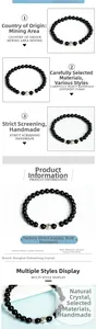 Vue macro détaillée des perles de zodiaque en obsidienne noire avec breloques en argent