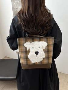 Borsa tote in lana a quadri con toppa a forma di cane in peluche e manici in pelle