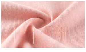 Gros plan sur la texture en coton tricoté rose doux pour t-shirt d'automne de fille