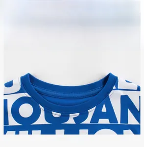 Gros plan du col côtelé bleu et du motif de lettres moderne sur ce t-shirt en coton