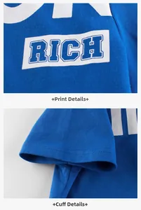 Détail d'un T-shirt enfant bleu roi avec imprimé RICH blanc et finitions à double couture